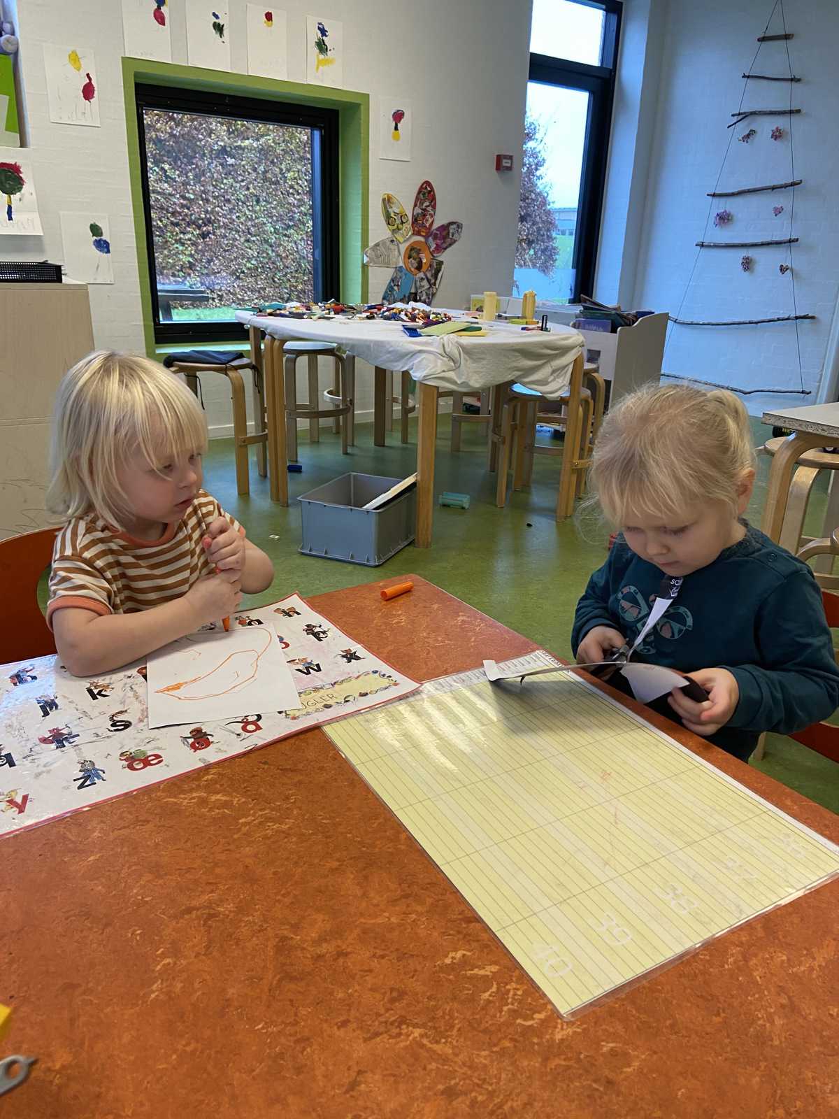 Børn tegner i Børnehuset Spentrup