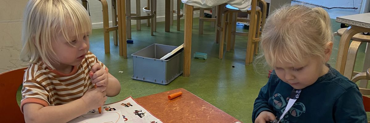 Børn tegner i Børnehuset Spentrup