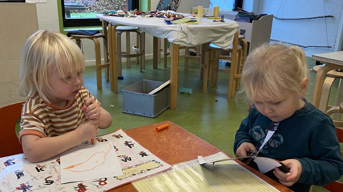 Børn tegner i Børnehuset Spentrup